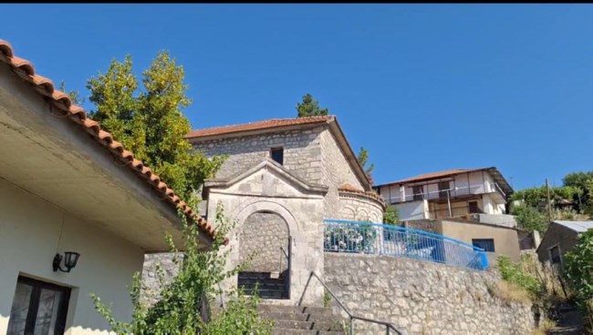 Γυναικοκτονία στην Αμφιλοχία: Ραγίζουν καρδιές οι καμπάνες στο Περδικάκι για την κηδεία της 51χρονης μητέρας τριών παιδιών