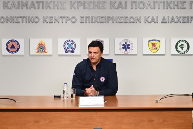 Ο Βασίλης Κικίλιας εξηγεί γιατί ξέφυγε και η φωτιά στο Ξυλόκαστρο- Φταίει το ανάγλυφο του εδάφους και οι άνεμοι