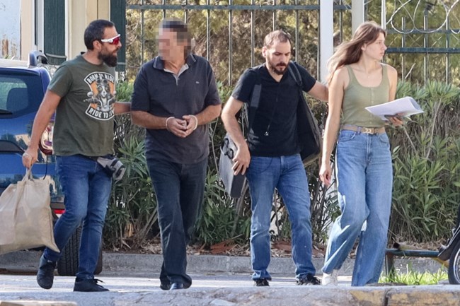 Ανέκφραστος και με χειροπέδες ο 66χρονος καθηγητής που μπαίνει φυλακή για τις φωτιές στη Βάρη - Λέει ότι ήταν στο σπίτι