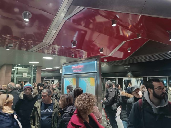 Αλαλούμ ξανά στο Μετρό Θεσσαλονίκης: Οι πόρτες έκλεισαν αλλά ο συρμός δεν ξεκινούσε - "80 λεπτά για Νέα Ελβετία" [εικόνες]
