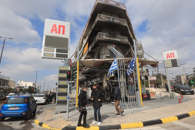 Εμπρησμός σε πρατήριο υγρών καυσίμων στην Αργυρούπολη - Απομακρύνθηκαν οι ένοικοι της πολυκατοικίας [εικόνες - βίντεο]