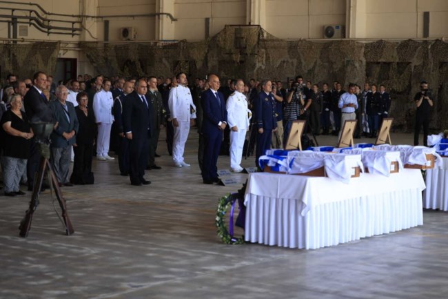 Συγκίνηση στην τελετή επαναπατρισμού λειψάνων οκτώ Ελλήνων οπλιτών που "έπεσαν" στην Κύπρο [εικόνες]