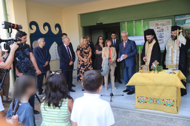 Στον αγιασμό του Κέντρου Εκπαίδευσης και Αποκατάστασης Τυφλών στην Καλλιθέα η Κατερίνα Σακελλαροπούλου