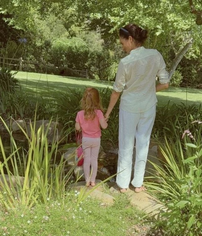 "Απτόητη" η Μέγκαν Μαρκλ από τις αρνητικές κριτικές: Στρώνει το γιορτινό τραπέζι στη νέα καμπάνια της