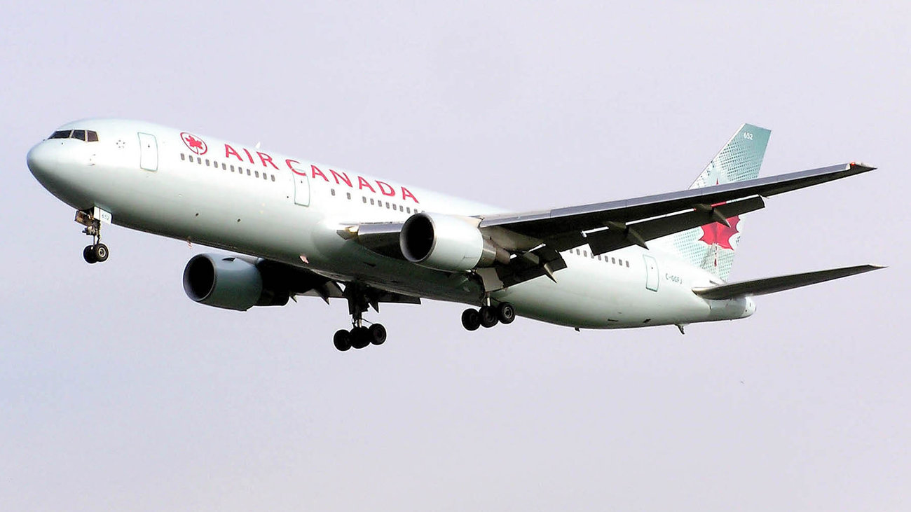 Βίντεο - σοκ: Αεροπλάνο έπεσε σε σπίτι σε επίδειξη για τον κορονοϊό στον Καναδά - Νεκρή η πιλότος (Βίντεο)