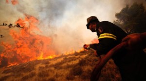 Meteo: Ενισχύονται οι άνεμοι τις επόμενες ώρες- Πολύ υψηλός κίνδυνος για αναζωπυρώσεις σε Αττική, Δυτική Πελοπόνησσο και Λακωνία