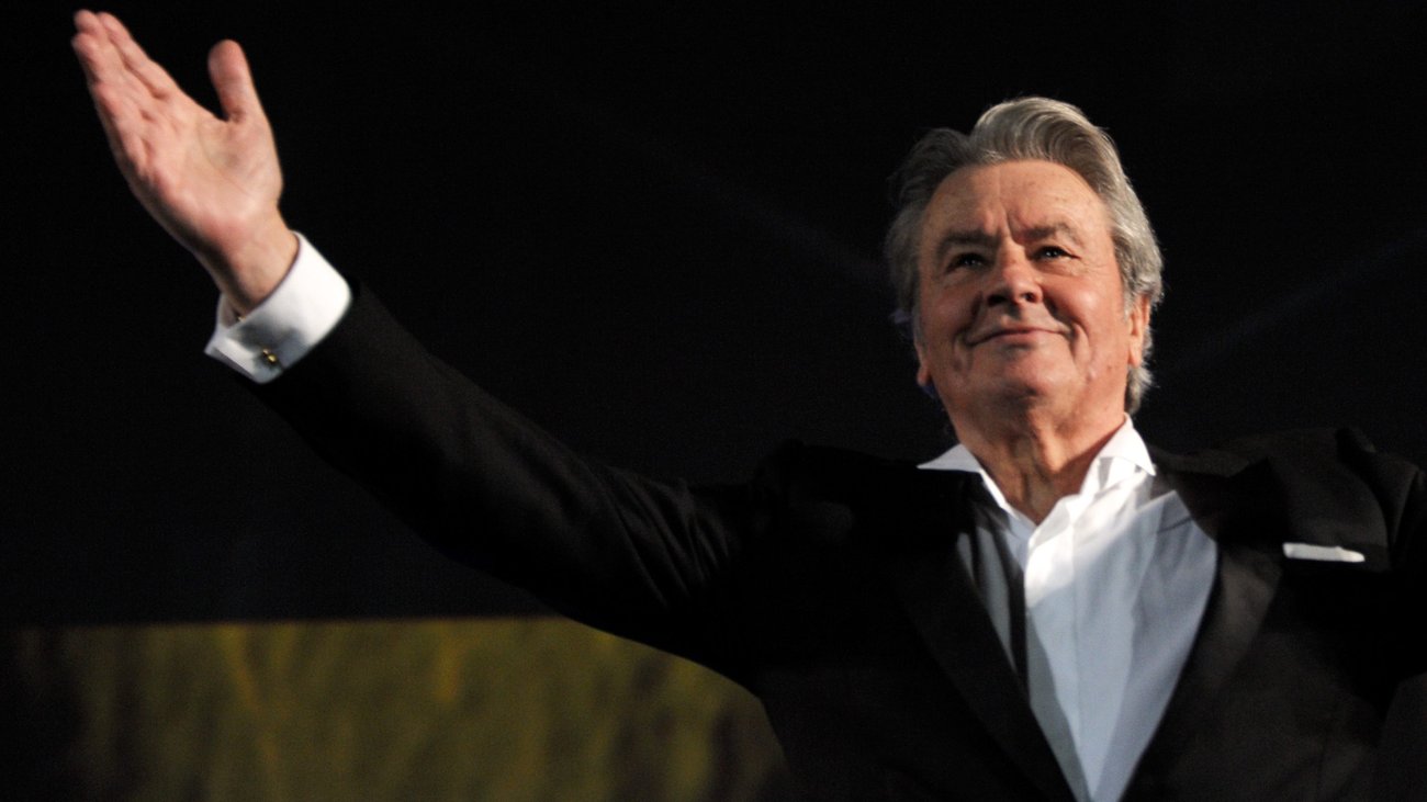 Αλέν Ντελόν: Μυστήριο με τον θάνατο του νόθου γιου του