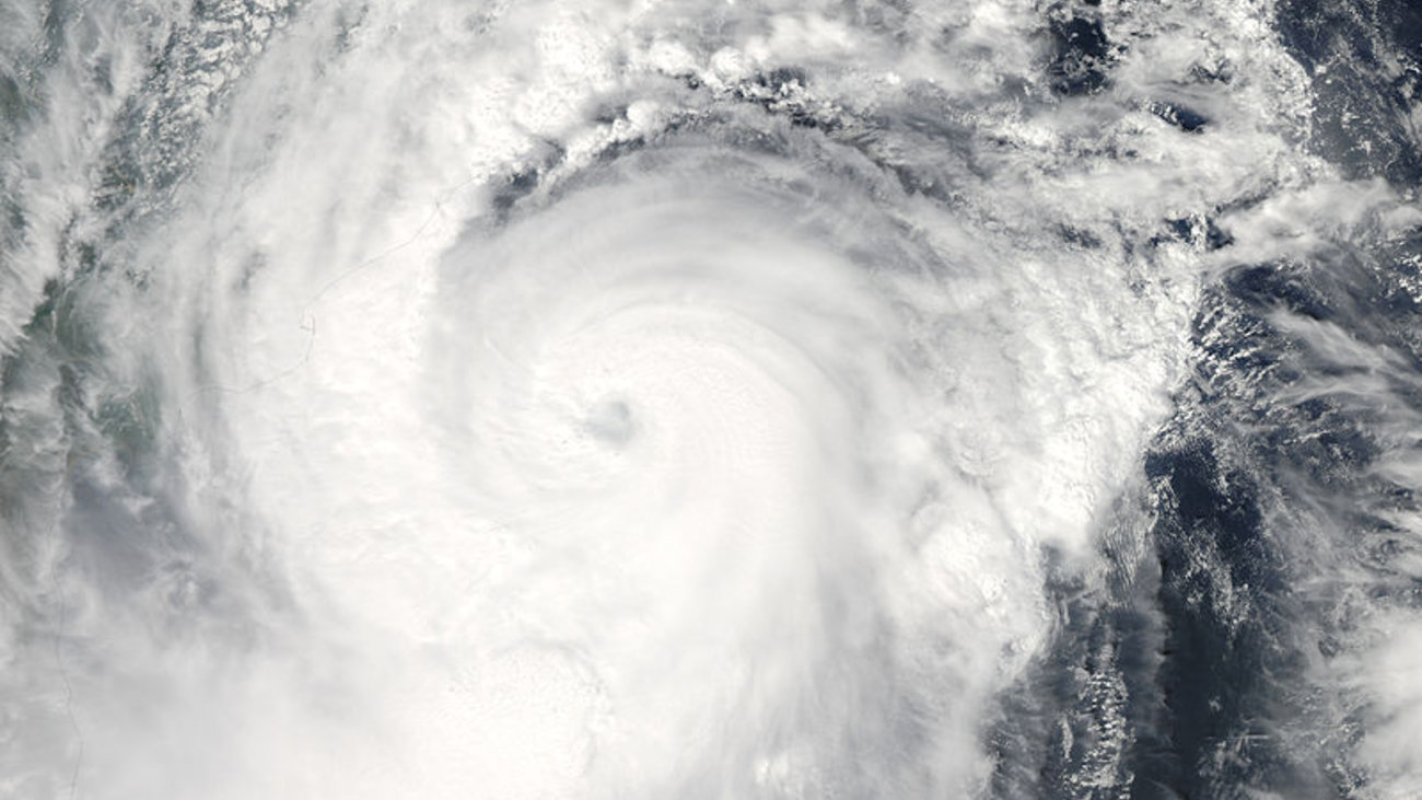 Αϊτή: Ο κυκλώνας Ελσα με ριπές ανέμου 120 χλμ ανά ώρα απειλεί την Καραϊβική [Βίντεο]