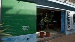 Επίθεση στον Γιάνη Βαρουφάκη στα Εξάρχεια - Τον χτυπούσαν με κλωτσιές και μπουνιές - Μεταφέρθηκε στον "Ευαγγελισμό" - εικόνα 2