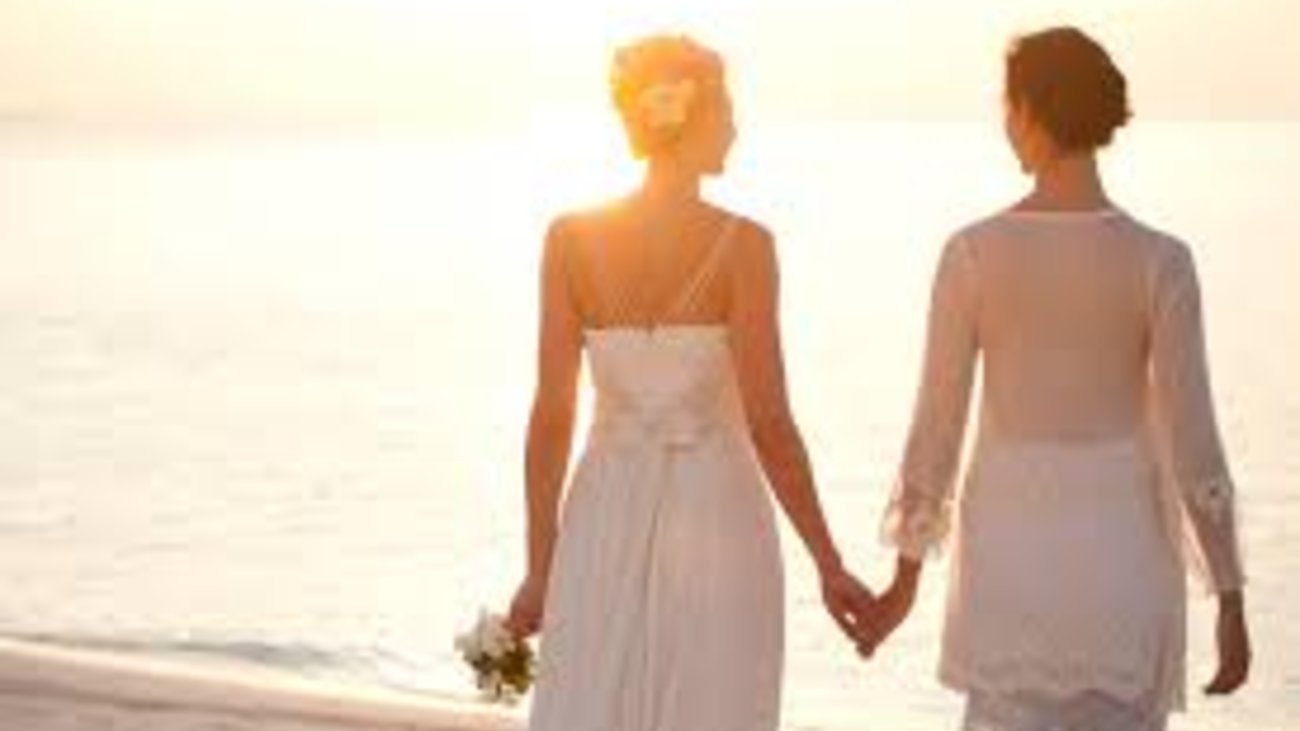 Ο Αντώνης Καραμπατζός εξηγεί στο TheTOC τι αλλάζει με τον γάμο των ομόφυλων ζευγαριών: "Σημαντικό ότι σπάνε τα ταμπού" - εικόνα 3