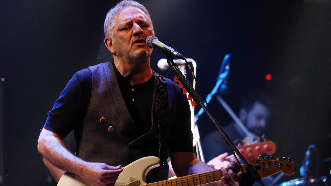 Ο Νίκος Πορτοκάλογλου έγινε παππούς: Viral η καταπληκτική φωτογραφία αγκαλιά με το μωρό [Εικόνα]