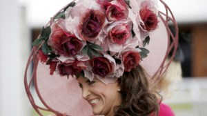 Ιπποδρομίες της Αγγλίας: Στο ντουλάπι τα εξωφρενικά καπέλα και τα ημίψηλα; - Σοκ για τους συντηρητικούς κύκλους