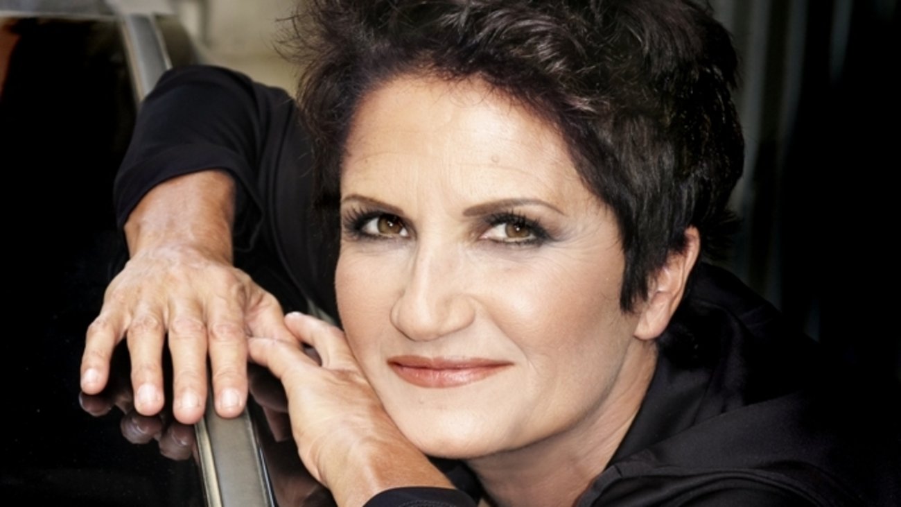 Άλκηστις Πρωτοψάλτη: Χορεύει στα σοκάκια της Σύρου -"Λες και μάγια μου χεις κάνει, Φραγκοσυριανή γλυκιά"