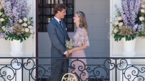 Μια chic royal στην εβδομάδα μόδας: Η Μπεατρίς Μπορομέο με ψηλόμεσο παντελόνι και cropped σακάκι στο Παρίσι - εικόνα 19