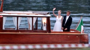 Μια chic royal στην εβδομάδα μόδας: Η Μπεατρίς Μπορομέο με ψηλόμεσο παντελόνι και cropped σακάκι στο Παρίσι - εικόνα 20