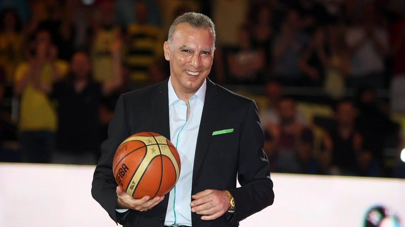 Ο Νίκος Γκάλης επέστρεψε μετά από 28 χρόνια στο Αλεξάνδρειο  - Η αποθέωση του θρύλου του ελληνικού μπάσκετ [βίντεο]