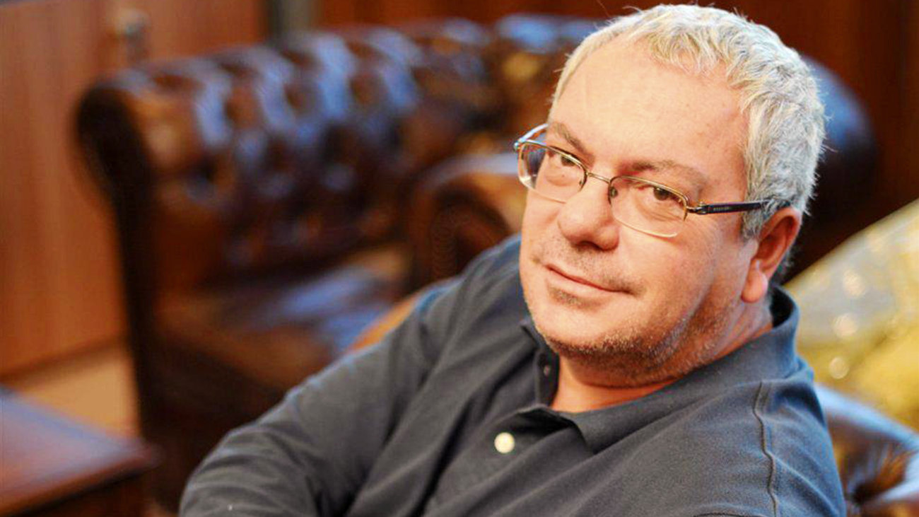 Σταμάτης Μαλέλης: Παντρεύτηκε την ημέρα των γενεθλίων του - Το ταξίδι στη Νάξο και η τριπλή τούρτα έκπληξη [βίντεο]