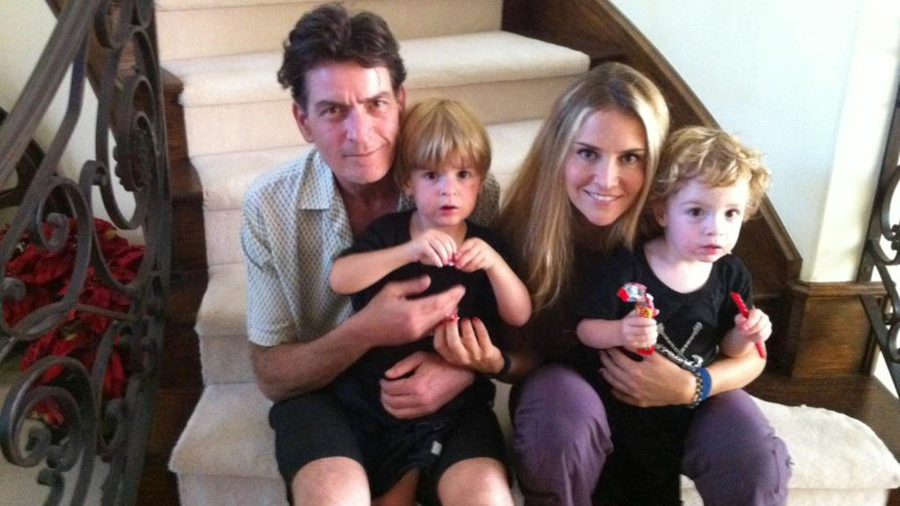 Σοβαρό απρόοπτο για την Ντενίζ Ρίτσαρντς: "Έσκασαν" τα εμφυτεύματα στο στήθος της στο reality επιβίωσης που συμμετείχε