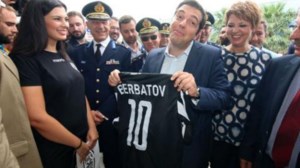 Ο... άλλος Ευκλείδης Τσακαλώτος: H αδυναμία του στον ΠΑΟΚ - Tραγoυδάει το σύνθημα του Μάικλ Τζάκσον - εικόνα 2