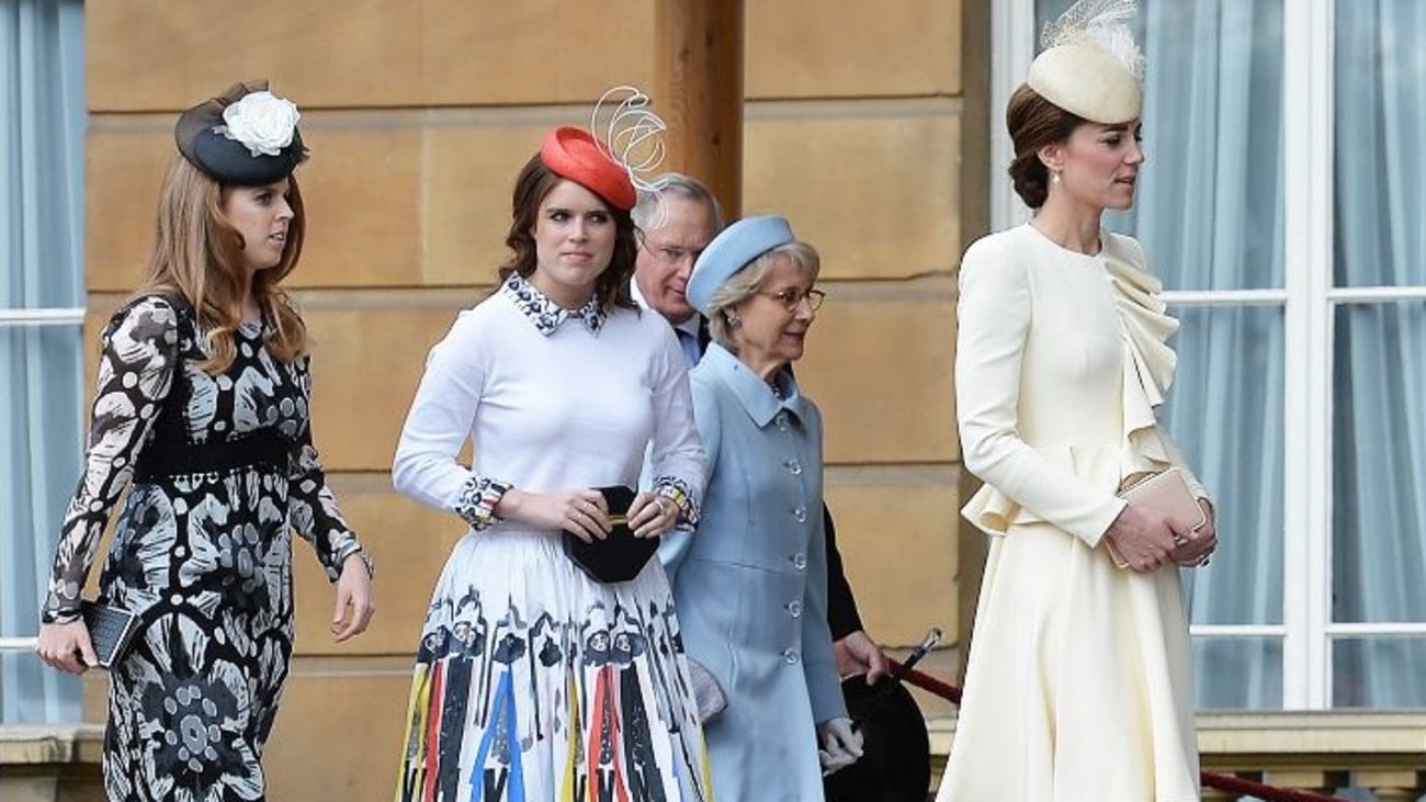 Garden party στο Μπάκιγχαμ: Το κοραλί coat dress της Κέιτ και ο συνωστισμός για μια σέλφι - εικόνα 14