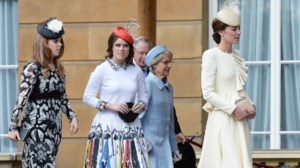 Garden party στο Μπάκιγχαμ: Το κοραλί coat dress της Κέιτ και ο συνωστισμός για μια σέλφι - εικόνα 14