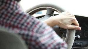 Τα fake news για τον νέο ΚΟΚ: Τι ισχύει για κατανάλωση καφέ, χοντρά μπουφάν και σακούλες με ψώνια μέσα στο αυτοκίνητο - εικόνα 2