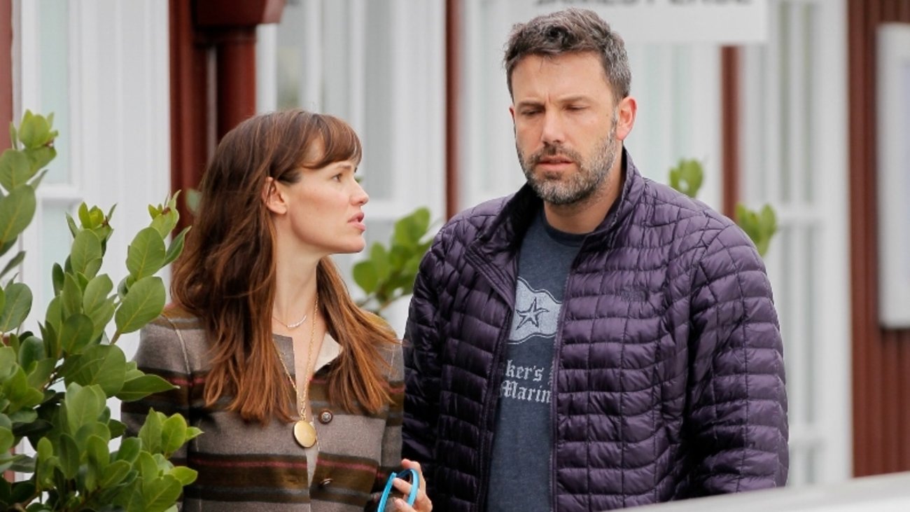 Ο Τζάστιν Μπίμπερ έβαλε κοστούμι και πήγε στο Ελιζέ - Η συνάντηση με Μακρόν και η αγκαλιά της Μπριζίτ [Εικόνες]