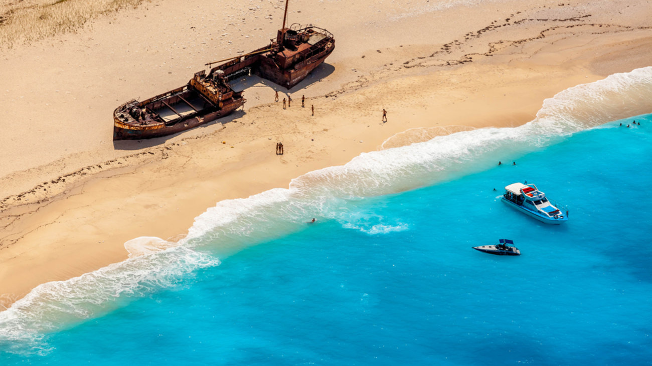 Χαμός στη Ζάκυνθο: Έστησαν πύργο ναυαγοσώστη μπροστά από το εμβληματικό "Ναυάγιο" [Βίντεο]