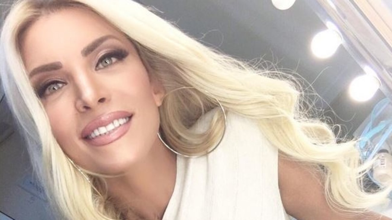 Το look παραλίας της Κατερίνας Καινούργιου: Το απίθανο ολόσωμο μαγιό με την ασορτί αέρινη φούστα - εικόνα 6