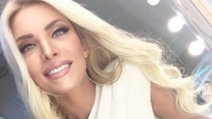 Το look παραλίας της Κατερίνας Καινούργιου: Το απίθανο ολόσωμο μαγιό με την ασορτί αέρινη φούστα - εικόνα 6