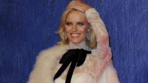 Από τη Σαντορίνη με αγάπη: Η Εύα Χερτζίκοβα με άψογο στιλ στα σοκάκια του νησιού - εικόνα 12