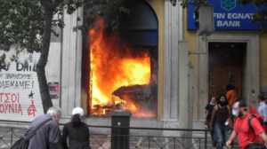 Το ΚΚΕ θα πάει στη Marfin αλλά χωριστά: 1,5 ώρα νωρίτερα για να καταθέσει στεφάνι - εικόνα 2