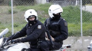 Σοκ με τη δολοφονία του 69χρονου ξενοδόχου στη Σαντορίνη: Ο 20χρονος τον έδειρε, τον έλουσε με ποτά και τον έκαψε για 200 ευρώ - εικόνα 2