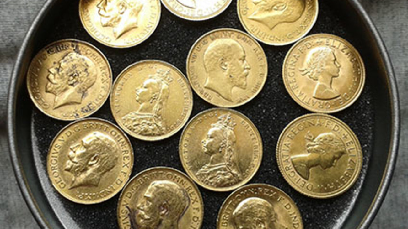 Απίστευτες εικόνες από τροχαίο στην Καβάλα: Αυτοκίνητο σφηνώθηκε μεταξύ πεζοδρομίου και πολυκατοικίας - Σε σοκ ο οδηγός