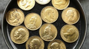 Απίστευτες εικόνες από τροχαίο στην Καβάλα: Αυτοκίνητο σφηνώθηκε μεταξύ πεζοδρομίου και πολυκατοικίας - Σε σοκ ο οδηγός
