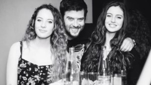 Δανάη Λιβιεράτου: Η πανέμορφη κόρη της Εύης Αδάμ τραγουδάει και όλοι μένουν έκπληκτοι