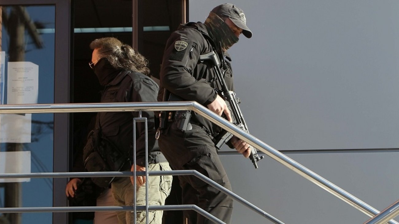 "Ξέφυγαν" στα Ζωνιανά: Κάτοικοι πετούσαν πέτρες και ξύλα στους αστυνομικούς σε μεγάλη επιχείρηση για ναρκωτικά [εικόνες]