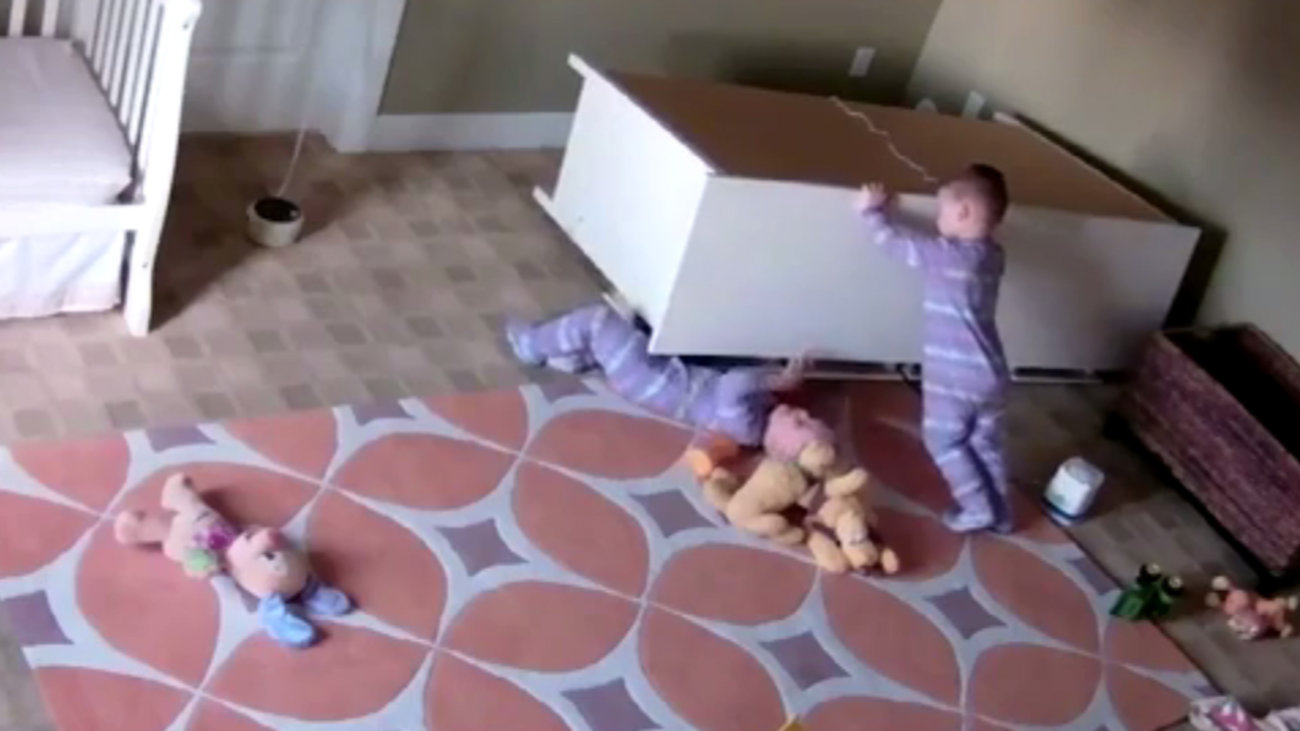 Κόρα Καρβούνη: "Όταν η αδελφή μου βαριόταν, μιλούσα εγώ με το αγόρι της στο τηλέφωνο"