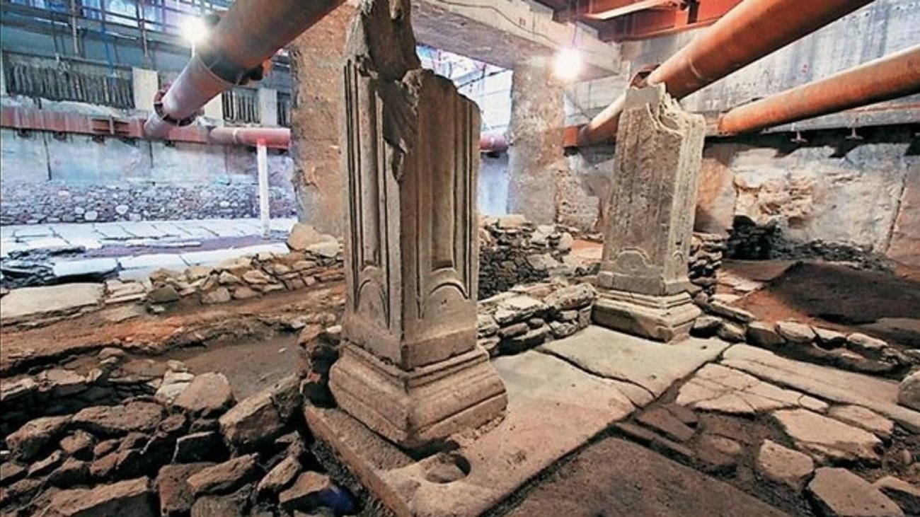 Αρχαία στο σταθμό Βενιζέλου: Διαδηλώνουν με μαύρα ρούχα στο δημαρχείο Θεσσαλονίκης κατά της μεταφοράς τους