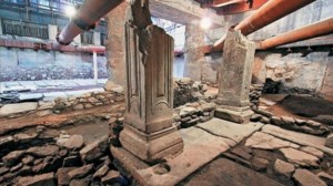 Αρχαία στο σταθμό Βενιζέλου: Διαδηλώνουν με μαύρα ρούχα στο δημαρχείο Θεσσαλονίκης κατά της μεταφοράς τους