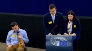 Γιώργος Στρατάκης: Παραδόθηκε ο λυράρης για υπεξαίρεση χρημάτων - Το ξέσπασμά του στα social media