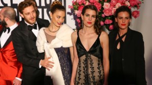 Μια chic royal στην εβδομάδα μόδας: Η Μπεατρίς Μπορομέο με ψηλόμεσο παντελόνι και cropped σακάκι στο Παρίσι - εικόνα 26