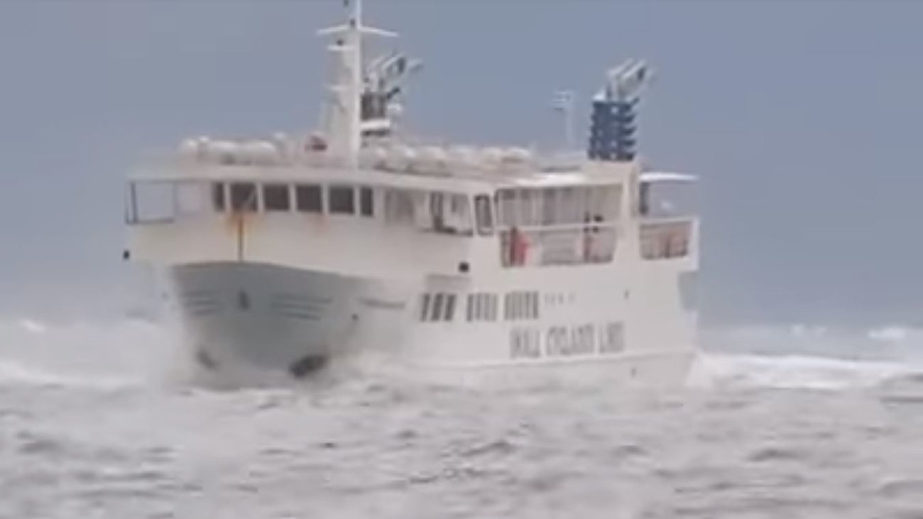 Εντυπωσιακές εικόνες: Το θρυλικό πλοίο "Σκοπελίτης"  παλεύει με τα κύματα με 7 μποφόρ έξω από τη Νάξο [βίντεο] - εικόνα 2