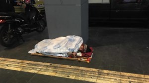 Σάλος με τον Δημήτρη Σκουλό: Κατακραυγή για τον κριτή του GNTM που έκανε φωτογράφηση δίπλα σε άστεγο - εικόνα 2