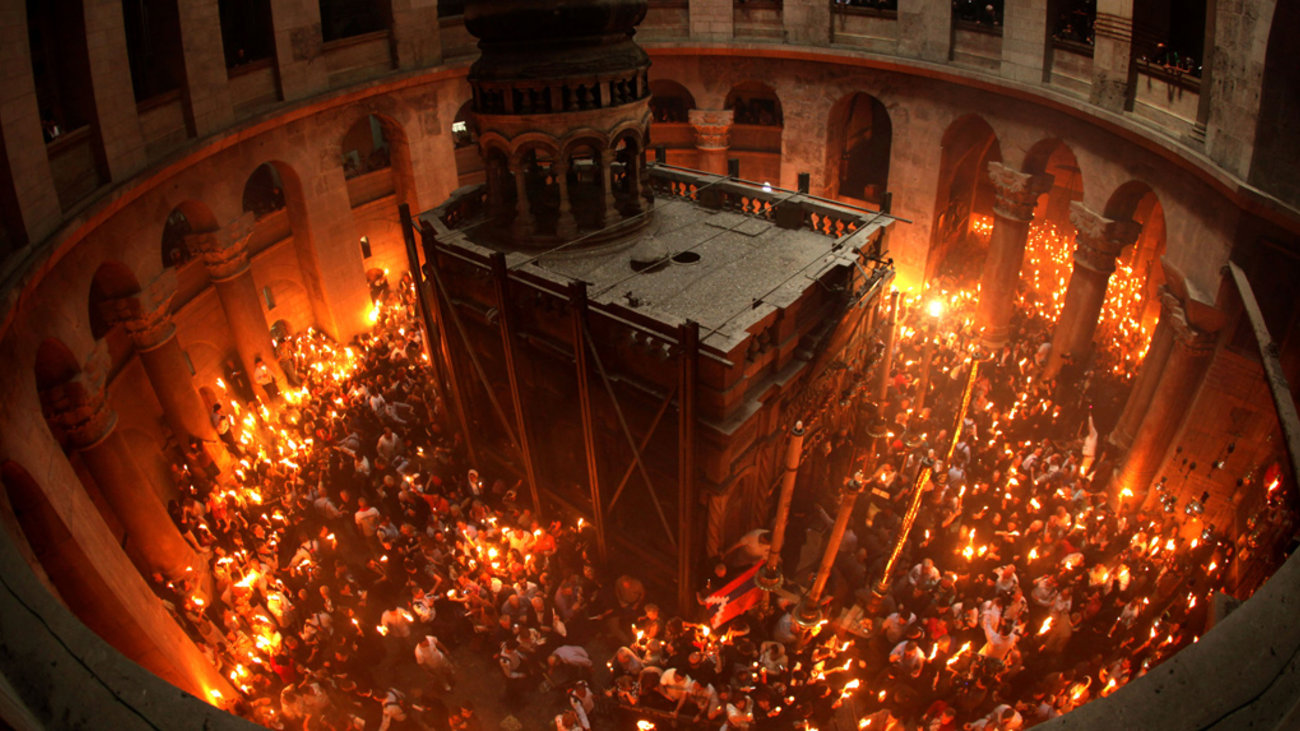 Το Αγιο Φως παραδόθηκε στην ελληνική αποστολή - Σε κλίμα κατάνυξης και λαμπρότητας - εικόνα 2