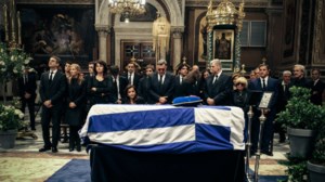 Η Ελλάδα αποχαιρέτησε τη Φώφη Γεννηματά: Χιλιάδες κόσμου τη συνόδευσαν για να ταφεί δίπλα στον πατέρα της, Γιώργο - εικόνα 7