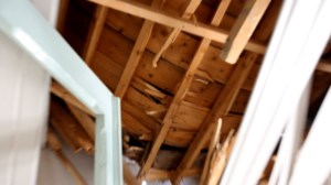 Ξαναχτίζεται η σεισμόπληκτη Βρίσα στη Λέσβο: 90 άδειες και 65 οικοδομές