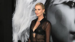 Σαρλίζ Θερόν: Πανύψηλη και εκθαμβωτική με σιθρού τοπ - κόσμημα με πέρλες και κρύσταλλα και φλατ σανδάλια - εικόνα 11