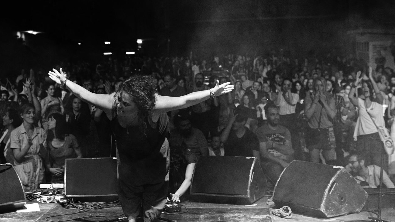 Ματούλα Ζαμάνη: Aποχώρησε με το σουτιέν από συναυλία της - Εβγαλε την μπλούζα της σε live και την έριξε στον κόσμο