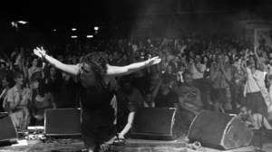 Ματούλα Ζαμάνη: Aποχώρησε με το σουτιέν από συναυλία της - Εβγαλε την μπλούζα της σε live και την έριξε στον κόσμο